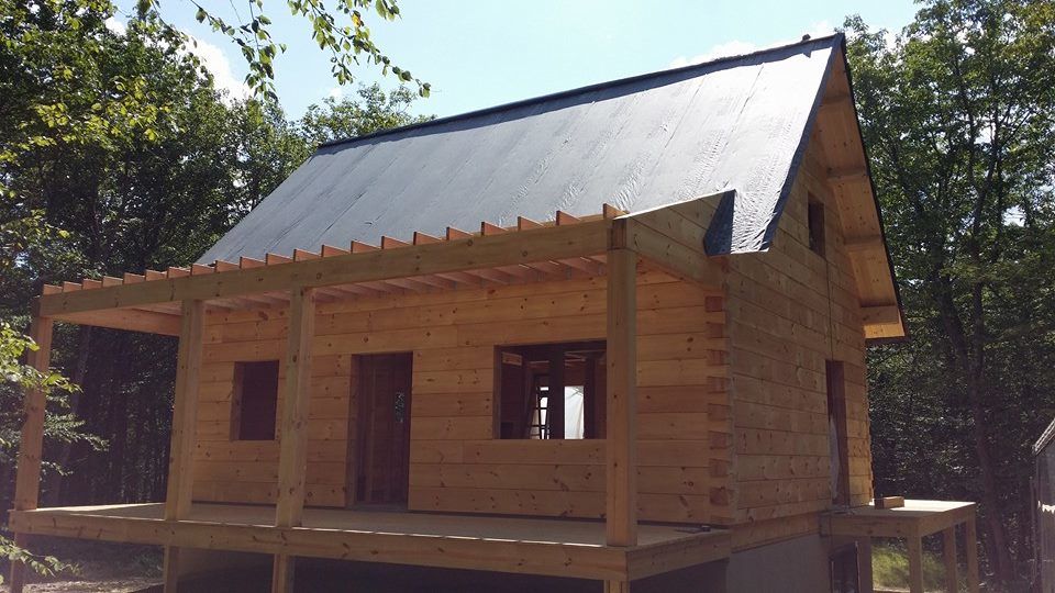 felt paper over T&G, beam & purlin roof, log home under construction, custom built log home, Timberhaven, kiln dried, laminated