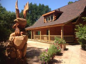 log home with eagle carving, dealer network, log home dealers, log home representatives, Netherlands, international, log home, Timberhaven, log homes, timber frame homes, log cabins